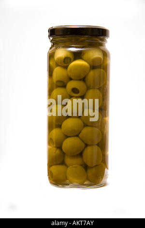 Bocal d'olives farcies isolated on a white background studio. Banque D'Images