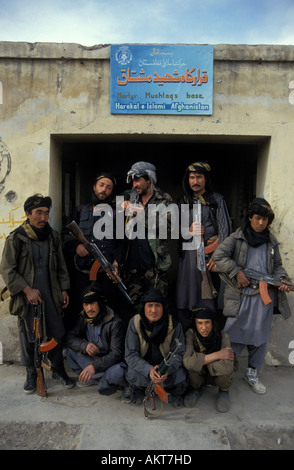 Les Afghans chiite Hazara de tribu poser pour portrait de groupe à l'extérieur de Base du Martyr Mushtaq Kaboul (Afghanistan) Banque D'Images