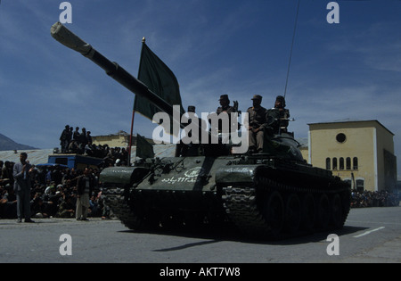 Sur le défilé de chars soviétiques capturés en célébration de moudjahidin chiites Banque D'Images