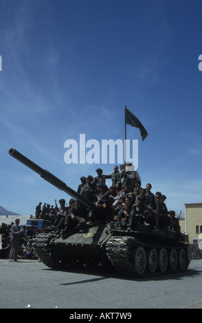 Sur le défilé de chars soviétiques capturés en célébration de moudjahidin chiites Banque D'Images