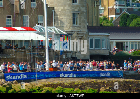 Regarder la foule la semaine de Cowes Course, Cowes, île de Wight, Angleterre Banque D'Images