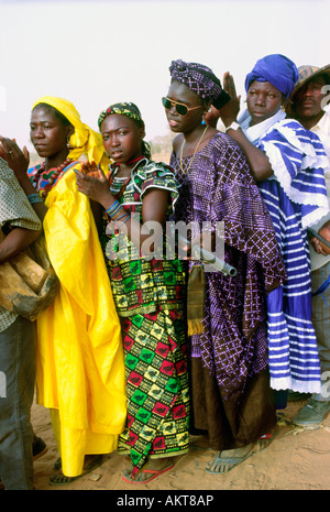 Les femmes Dogon dance en procession lors d'une fête de village, au Mali Banque D'Images