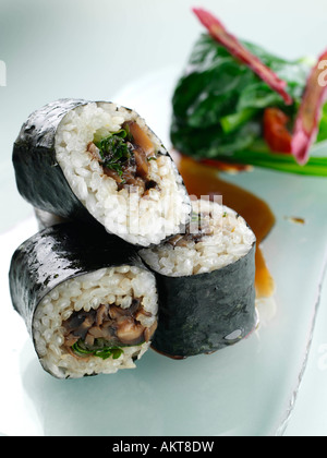 Riz aux champignons sauvages Sushi roll avec la sauce teriyaki et verts poêlés wok alimentation éditoriale Banque D'Images