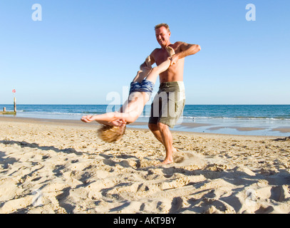 Père et fils jouer à des jeux sur la plage sur une magnifique journée d'été. Banque D'Images