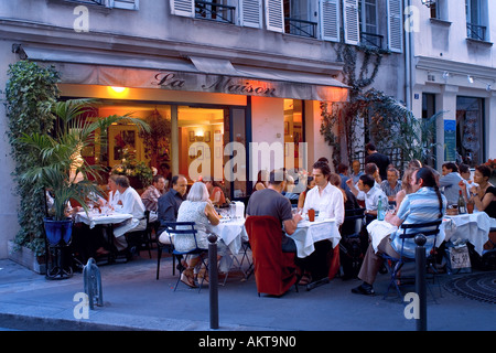 Restaurant à St germain des prés de nuit Paris France Banque D'Images