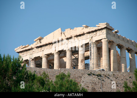 Le Parthénon au-dessus des arbres curiosités d'Athènes, Grèce Banque D'Images