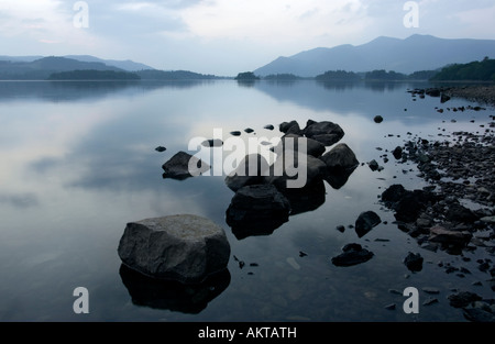 Derwent Water avec Skiddaw reflète dans l'eau. Borrowdale, Lake District National Park, Royaume-Uni Banque D'Images