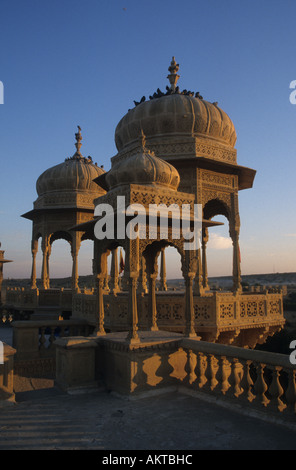 Chhatris ou abris provisoires qui couronne le toit de l'hôtel Jawahar Niwas Palace, Udaipur, Rajasthan, Inde Banque D'Images