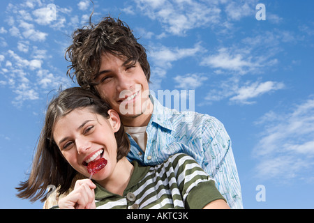 Teen couple hugging Banque D'Images