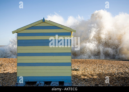 Cabane de plage et grande vague se brisant sur front de mer Banque D'Images