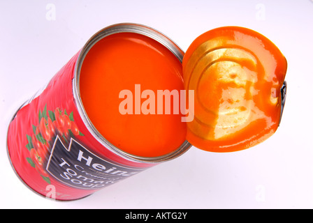 Ouvrir boîte de soupe à la tomate. Banque D'Images