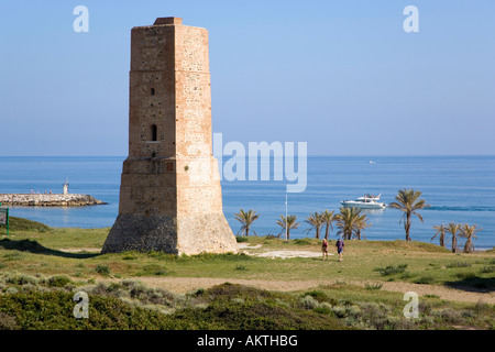 Près de Marbella Malaga Espagne 16e siècle monument Torre de los Ladrones parmi les dunes de sable d'Artola derrière Artola Cabopino Plage Banque D'Images