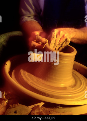 Mains de l'artiste en céramique moules formes formes montant d'argile, tout en tournant sur potters wheel copy space Banque D'Images