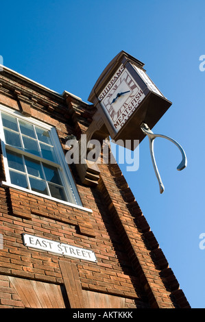 Les chambres rénovées de l'horloge et bras sur le Shippams la viande et de la pâte de poisson à l'usine de la rue East Chichester West Sussex England Banque D'Images