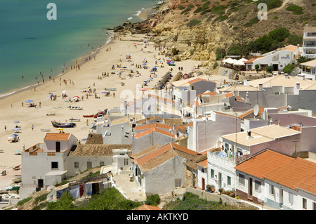 Le Portugal l'Algarve, village de pêcheurs et de la plage de Salema, dans l'ouest de l'Algarve en été Banque D'Images