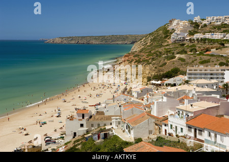 Le Portugal l'Algarve, village de pêcheurs et de la plage de Salema, dans l'ouest de l'Algarve dans summeruildings Banque D'Images