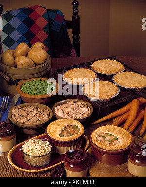 Assortiment de légumes tartes poulet carotte chou vert foncé blanc pois pommes Bon Appétit viande courtepointe amish en céramique chaise Banque D'Images