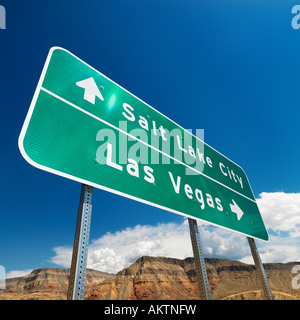 Road sign in desert en direction de Salt Lake City et Las Vegas Banque D'Images