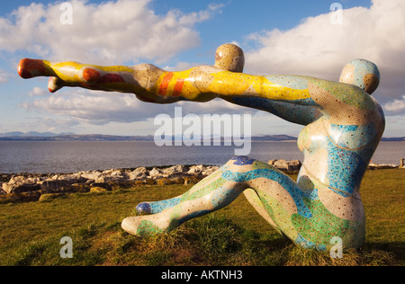 La sculpture de la mère et de l'enfant par Shane Johnstone sur le front de mer à Morecambe Lancashire Banque D'Images