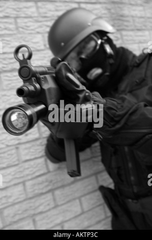 Un agent de police swat en uniforme avec casque et mp5 machine gun Banque D'Images