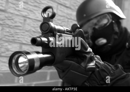 Un agent de police swat en uniforme avec casque et mp5 machine gun Banque D'Images