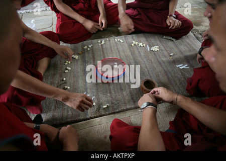 Moines tibétains jouent au football.La majorité des moines au Népal sont des réfugiés en provenance du Tibet et de vivre dans des monastères Banque D'Images