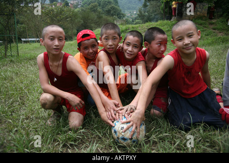 Moines tibétains jouent au football.La majorité des moines au Népal sont des réfugiés en provenance du Tibet et de vivre dans des monastères Banque D'Images