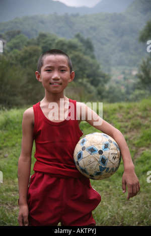 Moines tibétains jouent au football.La majorité des moines au Népal sont des réfugiés en provenance du Tibet et de vivre dans des monastères Banque D'Images