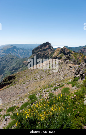 La vue depuis le point de vue de Pico do Arieiro dans les montagnes de Madère, Portugal Banque D'Images