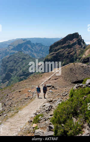 Randonneurs sur le chemin de Pico do Arieiro, de Madère, Portugal Banque D'Images