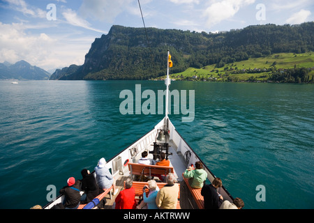 Les passagers assis sur le pont d'un bateau à roue à aubes du lac des Quatre-Cantons B rgenstock Canton de Lucerne Suisse Banque D'Images