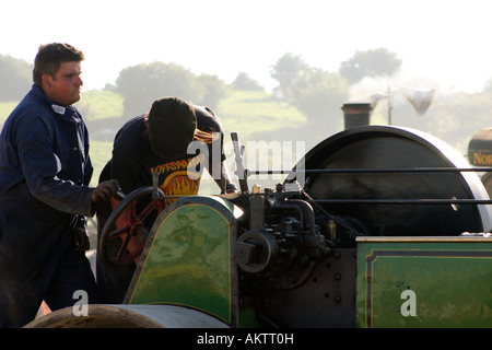 Close up d'hommes vintage conduite à vapeur à Grande Vapeur Dorset Rally 2005 Banque D'Images