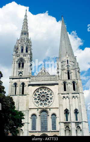 Chartres France, Monument français « notre Dame Cathédrale » vue de face avec les Tours Bell, religion du Moyen âge Banque D'Images