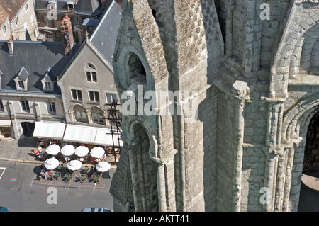 Chartres France, aérien, extérieur Cathédrale notre Dame vue d'ensemble montrant la terrasse du Café et la Buttress volante depuis le sommet de la cathédrale Banque D'Images