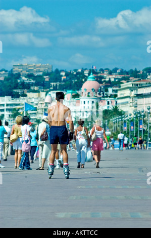Nice, France, scène de rue, 'Promenade des Anglais' près de la plage avec une grande foule de gens marchant, roller, pittoresque Banque D'Images