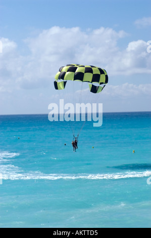 Nice France Couple Scène de plage Ski Nautique Parachute sur Méditerranée en vacances Banque D'Images