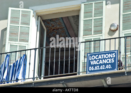 'Nice France' 'Anglais sign' Appartements de vacances à louer dans le centre de ville Détail 'fenêtre' châssis Balcon Banque D'Images
