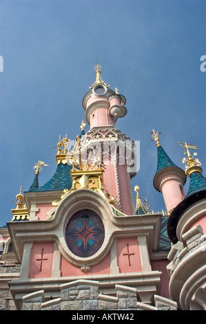 Paris, FRANCE, gros plan, angle bas, Tour, parcs d'attractions, Disneyland Paris 'Sleeping Beauty Castle' Detail Top, détail architectural Banque D'Images