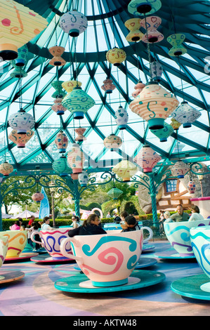 Paris FRANCE, foule moyenne, Parcs d'attractions, Disneyland Paris, People on Teacup Ride 'Magic Kingdom' enfants s'amusant carnaval Banque D'Images