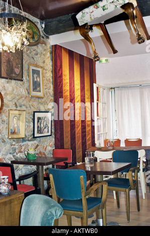 Perpignan France, petit magasin d'antiquités et du Salon du salon de thé (Le) Salle à manger en centre de la Vieille Ville Banque D'Images