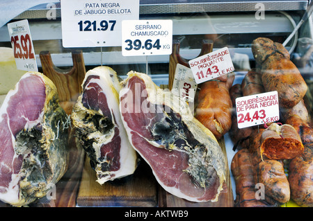 Perpignan France, petite boucherie française locale, jambons espagnols en conserve exposés en vitrine, prix des aliments, charcutier Banque D'Images