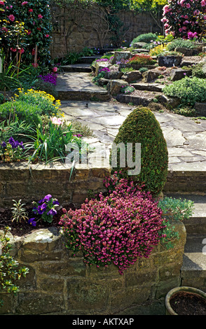 Une petite ville rocaille jardin au printemps Banque D'Images