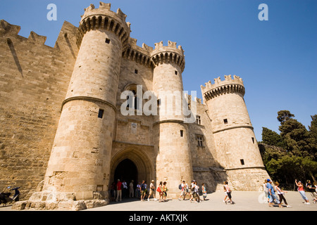 Entrée principale du palais du Grand Maître construit au cours de la 14e siècle, la ville de Rhodes, Rhodes, Grèce Banque D'Images