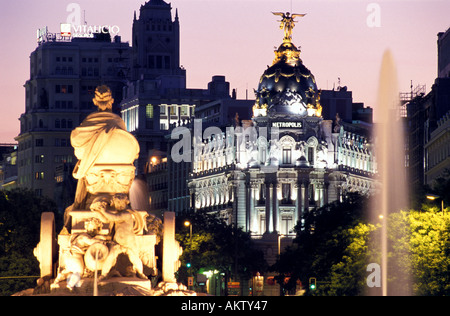 Plaza de la Cibeles à Madrid à la tombée avec Metropolis au coin de la Gran Via de la Calle de Alcala Banque D'Images