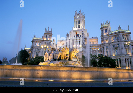 Plaza de la Cibeles et Palacio de Comunicaciones à Madrid Banque D'Images