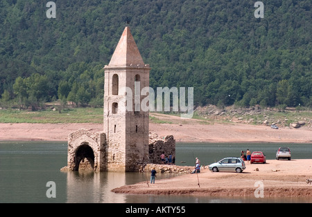 Pantano de sau de la rareté de l'eau dans un réservoir en Espagne dans le réservoir d'eau de sau les gens peuvent voir les ruines d'un vieux chu Banque D'Images