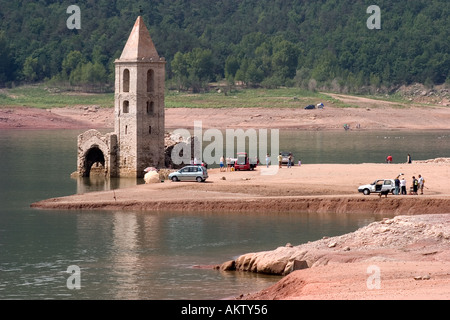 Pantano de sau de la rareté de l'eau dans un réservoir en Espagne dans le réservoir d'eau de sau les gens peuvent voir les ruines d'un vieux chu Banque D'Images