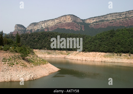 Pantano de sau de la rareté de l'eau dans un réservoir en Espagne dans le réservoir d'eau de sau les gens peuvent voir les ruines d'un vieux chu Banque D'Images