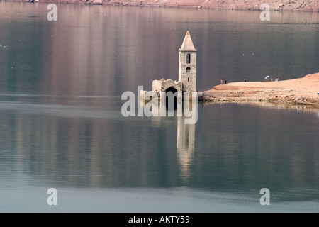 Pantano de sau de la rareté de l'eau dans un réservoir en Espagne dans le réservoir d'eau de sau les gens peuvent voir les ruines d'un vieux chu Banque D'Images