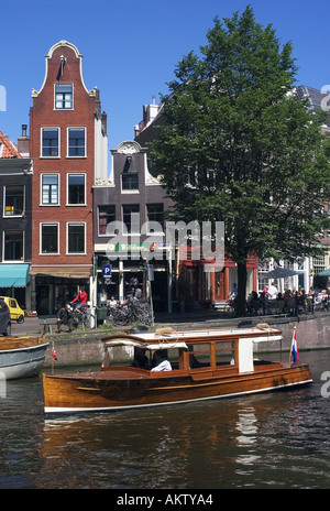 Vieille maison étroite sur un canal à Amsterdam Banque D'Images